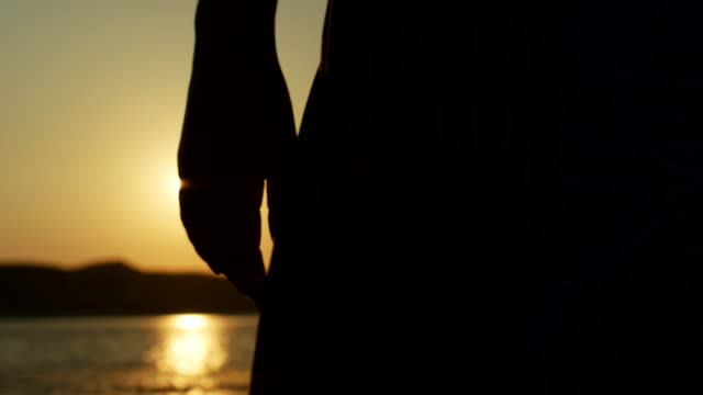 Silhouette-der-Frau-goldenen-Sonnenuntergang-am-Strand