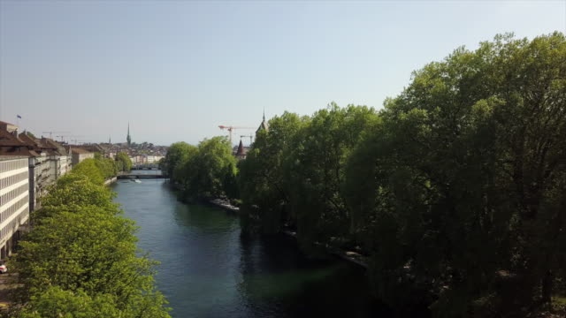 día-soleado-Zurich-City-River-Bay-Park-panorama-aéreo-4k-Suiza
