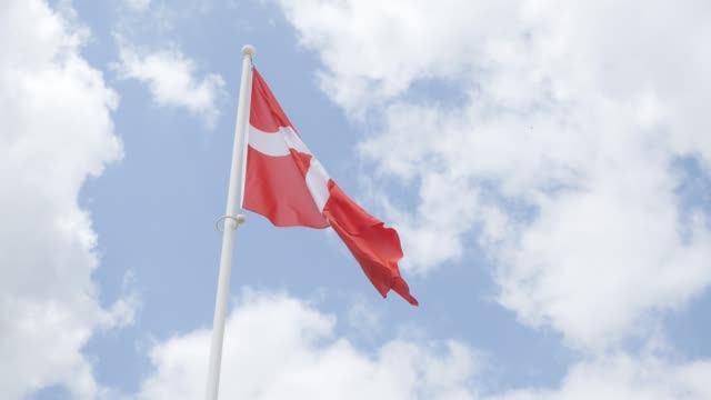 Famoso-nacional-Dinamarca-bandera-frente-a-cielo-nublado-agitando-imágenes-de-4-K-2160-p-30-fps-UHD---rojo-y-blanco-tela-de-la-bandera-danesa-en-el-video-de-UltraHD-de-3840-X-2160-de-viento-4-K