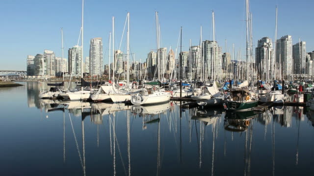 Falso-Creek-Marina-reflexión,-Vancouver