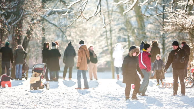 Menschen-im-park-an-einem-sonnigen-Wintertag