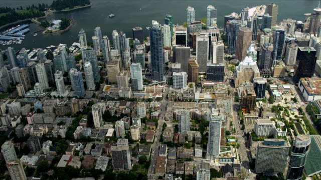 Antena-en-el-último-piso-con-vista-al-centro-de-la-ciudad-de-Vancouver,-rascacielos