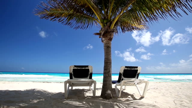 Tropischen-Strand-mit-Sonnenschirmen-und-Betten