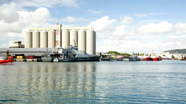 Fabrik-mit-patrol-Boot-kommen-Sie-im-Hafen-von-port-louis