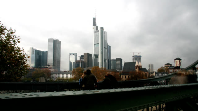 People-walking-over-a-bridge-in-Frankfurt