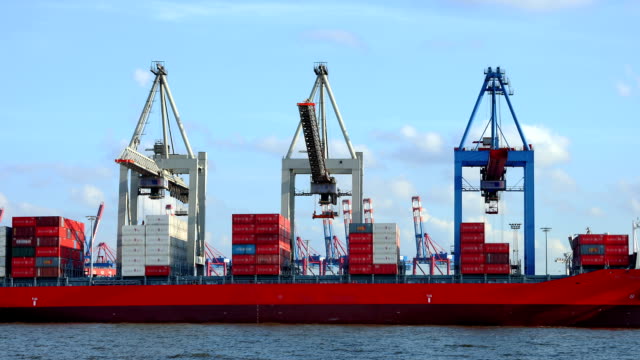 cranes-laden-ein-Frachtschiff-im-Hafen