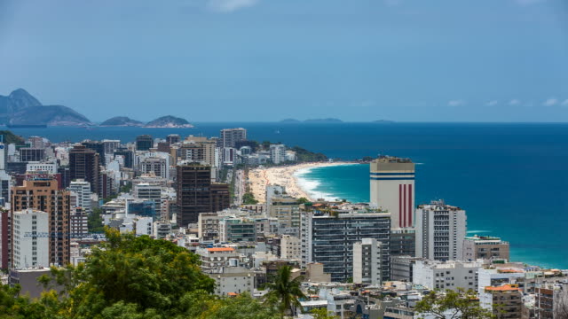 Zeitraffer-Aufnahme-von-Ipanema-Beach-und-die-skyline-von-Rio-de-Janeiro-in-Brasilien
