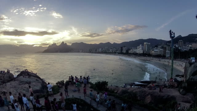 Brasilien-und-Rio-Sonnenuntergang-am-Strand-von-Ipanema