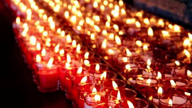 Reihen-von-brennenden-Kerzen-im-chinesischen-Tempel