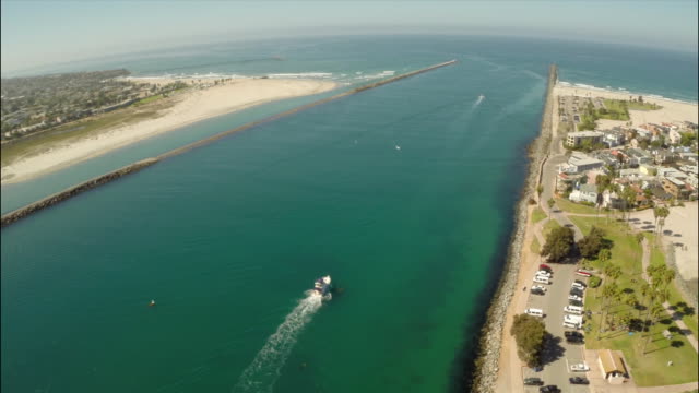 Luftaufnahme-von-einem-Boot-in-Mission-Bay-in-San-Diego