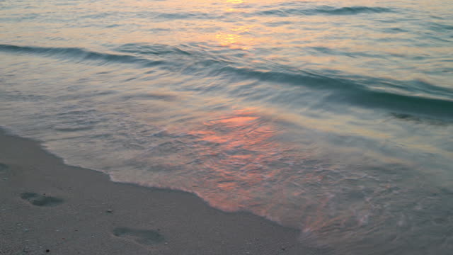 Wellen-bei-Sonnenuntergang-Zeitraffer-von-dubai