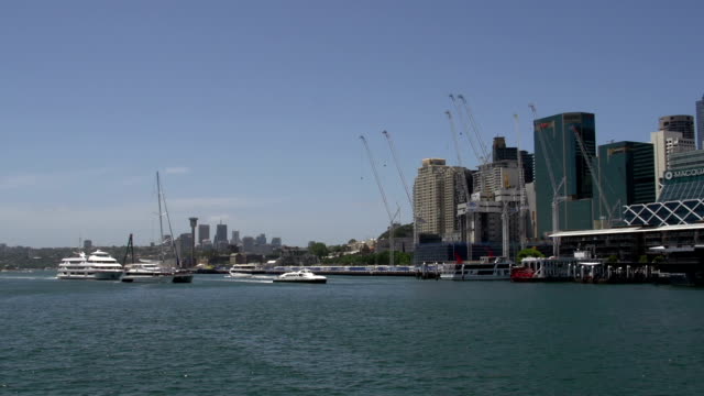 Fähre-und-Segelboote-in-Darling-Harbour,-Sydney