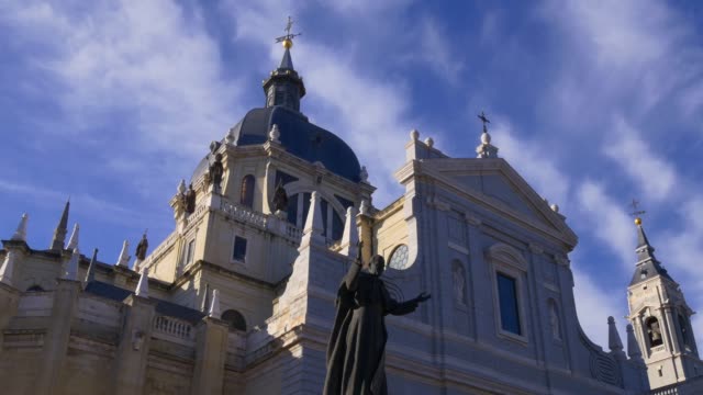 España-soleado-cielo-azul-catedral-de-la-almudena-4-K-madrid,-España