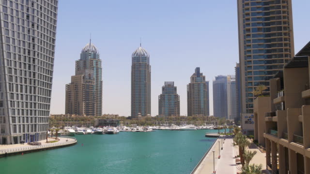 Sol-luz-de-día-de-la-marina-de-dubai-y-vista-panorámica-al-Golfo,-4-k,-Emiratos-Árabes-Unidos