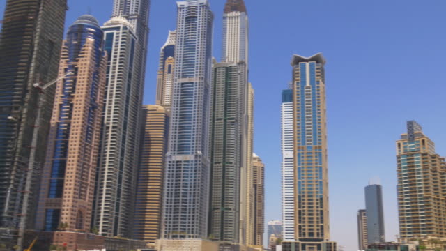 Luz-de-día-de-los-edificios-de-la-ciudad-de-dubai-marina-panorama-4-k,-Emiratos-Árabes-Unidos