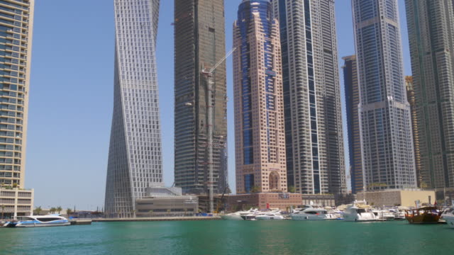 Día-de-la-Marina-de-dubai,-Emiratos-Árabes-Unidos-rascacielos-panorama-4-K-la-bahía