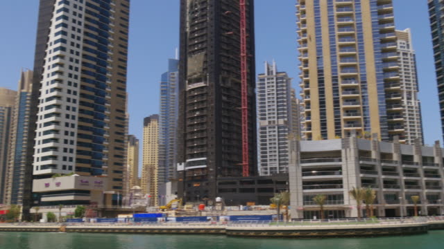 Emiratos-Árabes-Unidos-Dubai-Marina-Bahía-día-soleado-vista-al-golfo,-4-K