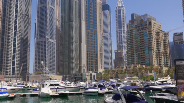 Emiratos-Árabes-Unidos-día-soleado-luz-Dubai-Marina-de-yates-panorama-de-muelle-4-K