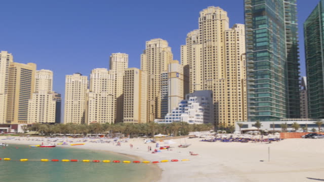 Marina-de-dubai,-Emiratos-Árabes-Unidos-JBR-bloque-estar-día-soleado-Playa-panorama-4-K