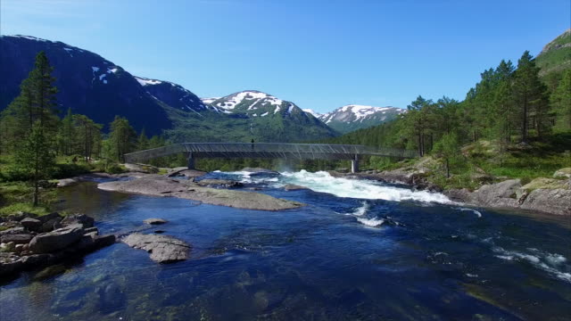 Mädchen-vor-dem-Wasserfall-in-Norwegen