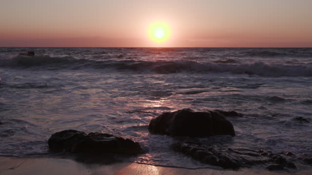 Ocean-waves-crashing-on-seashore-rocks,-Ciudad-del-Cabo,-Sudáfrica