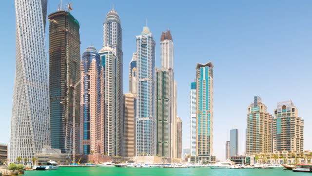 Emiratos-Árabes-Unidos-día-de-verano-al-golfo-y-Dubai-Marina-famosos-edificios-panorama-4-K-lapso-de-tiempo