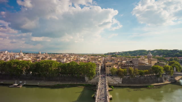 Italien-sonnigen-Tag-Rom-berühmtes-Schloss-Dachterrasse-Blick-auf-Tiber-Fluss-Brücke-Panorama-4-k-Zeitraffer