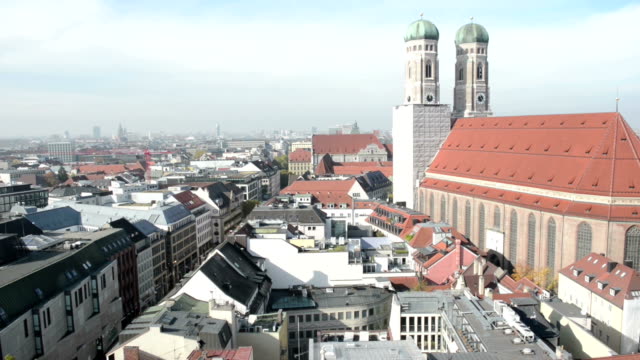 Frauenkirche-im-historischen-Stadtzentrum-von-München.-Stadtbild-Übersicht-von-oben-des-Rathauses.