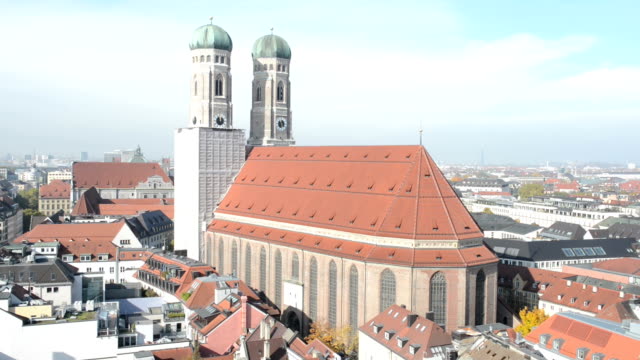 Frauenkirche-im-historischen-Stadtzentrum-von-München.-Stadtbild-Übersicht-von-oben-des-Rathauses.
