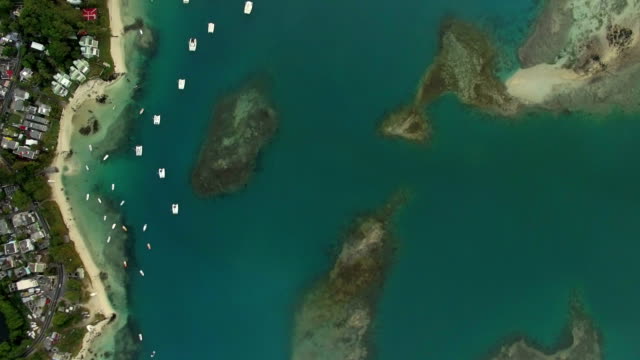 Fliegen-über-dem-blauen-Meer-und-Küste-von-Mauritius-Island