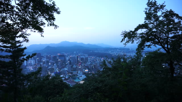 Seoul,-südkoreanischen-Hauptstadt-Aussicht-vom-Gipfel-des-Berges-während-Sonnenuntergang-Abendzeit