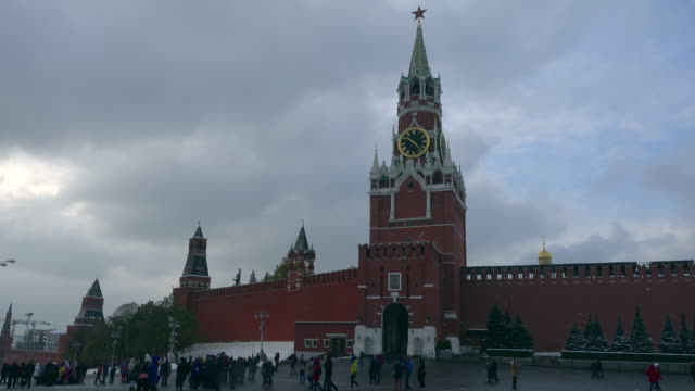Tourists-walk-on-Red-Square-on-the-background-of-the-Kremlin