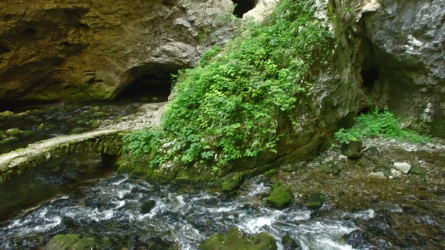 Fluss,-der-durch-Höhle