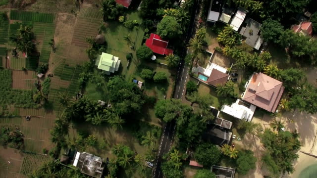 Rundflug-über-die-Insel-Mauritius-mit-Häusern-und-Ackerland