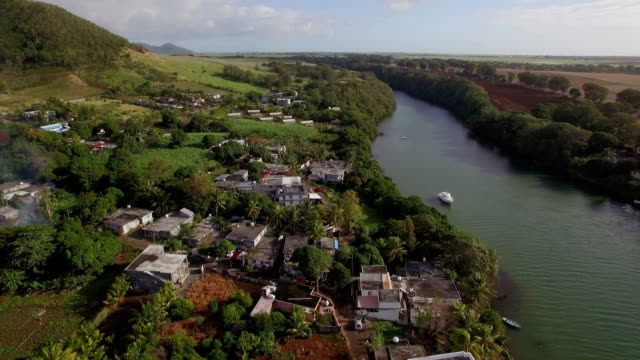 Flug-über-die-Stadt-und-den-Fluss-auf-Mauritius