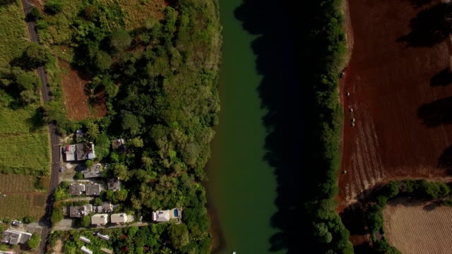 Luftaufnahme-von-Fluss,-Stadt-und-Ackerland-in-Mauritius