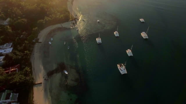 Volando-sobre-la-costa-de-Mauricio-al-atardecer