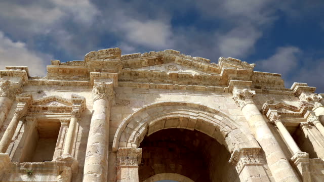 Arco-de-Hadrian-en-Gerasa-(Jerash),-fue-construido-para-honrar-la-visita-del-emperador-Adriano-a-Jerash-en-129/130-D.C.,-Jordania