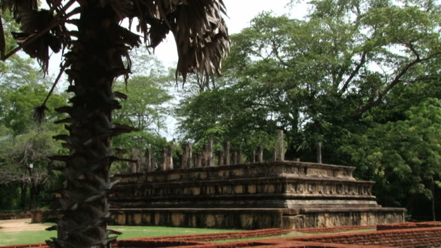 Ruins-of-the-building-in-the-ancient-city-of-Polonnaruwa,-Sri-Lanka.