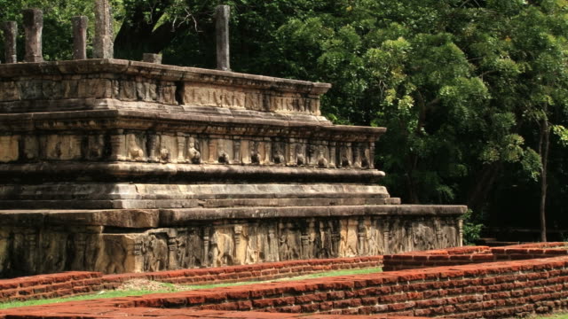Ruins-of-the-building-in-the-ancient-city-of-Polonnaruwa,-Sri-Lanka.