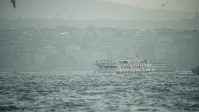 Überfüllte-Fähre-entlang-eines-belebten-Bosporus-Meerenge-Hafens-docking-/-Istanbul,-Türkei