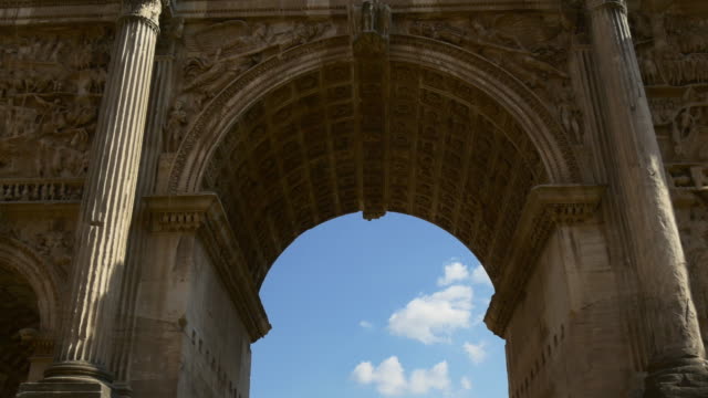 Italien-Rom-berühmt-Sommer-Tag-Bogen-des-Septimius-Severus-blauen-Himmel-zu-Fuß-4k-anzeigen
