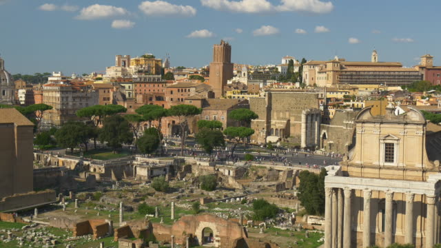 foro-romano-famoso-tiempo-de-día-Italia-concurrida-calle-panorama-4k-Roma