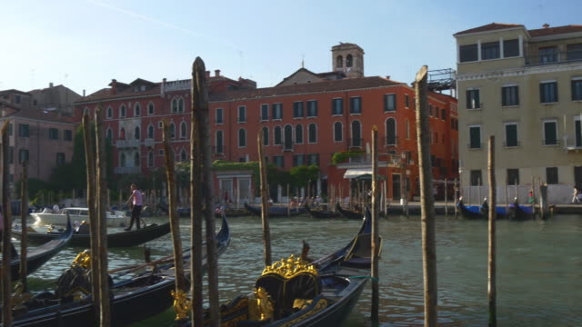 Italia-rialto-puente-día-Venecia-ciudad-Bahía-restaurante-gondola-estacionamiento-panorama-4k