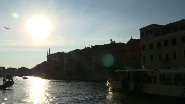Italien-Sonnenuntergang-Venedig-Stadt-berühmten-Canal-grande-Wasser-Verkehr-Rialto-Brücke-Seite-Panorama-4k
