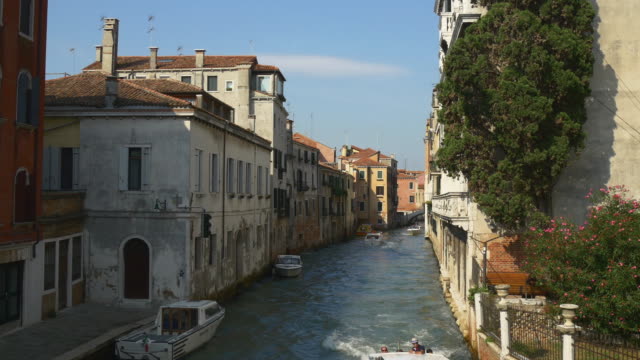 Italien-sonnigen-Tag-Zeit-Venedig-Stadt-Privatboot-Verkehr-Straße-Blick-auf-den-Kanal-4k