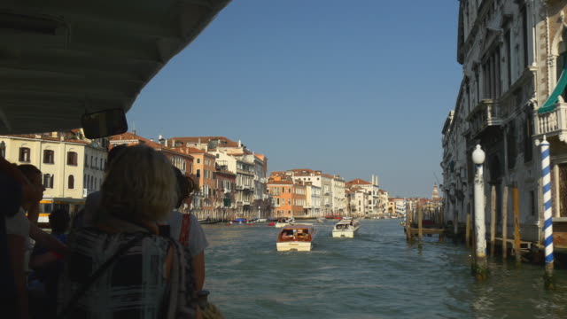 Italia-día-soleado-de-pasajeros-de-la-nave-panorama-de-viaje-de-carretera-Venecia-gran-canal-4k