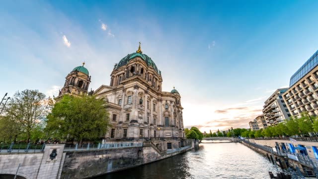 Berlin-city-skyline-timelapse-at-Berlin-Cathedral-(Berliner-Dom)-and-Spree-River,-Berlin,-Germany,-4K-Time-lapse