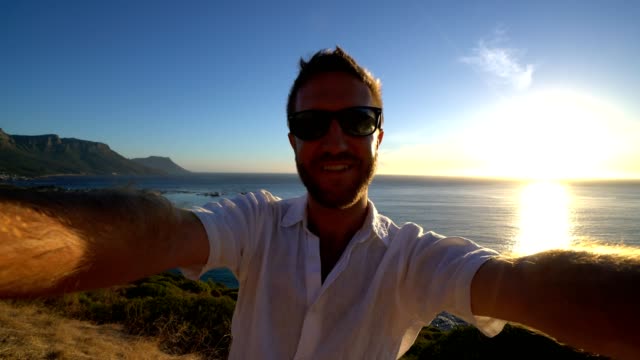 Selfie-Porträt-des-jungen-Menschen-durch-das-Meer,-Cape-Town