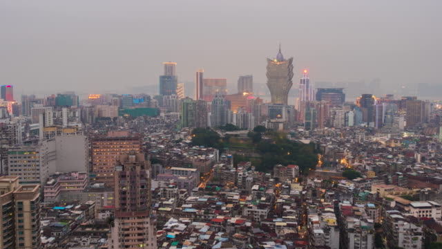 China-Sonnenuntergang-berühmten-Macau-grand-Lisboa-Center-Hotel-auf-dem-Dach-Stadtpanorama-4k-Zeitraffer
